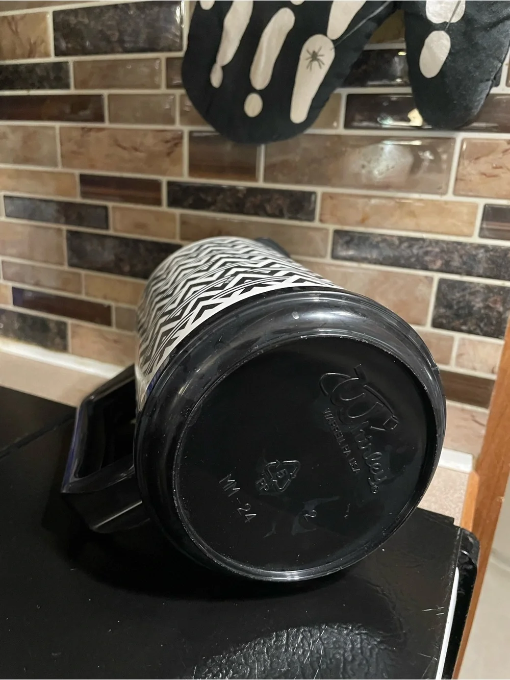 Victoria’s Secret PINK Black & White Travel Mug – Never Used